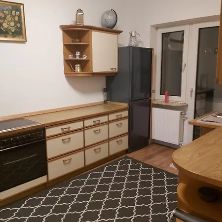 1 Zimmerwohnung Mit Kueche, Balkon Und Badezimmer In Apartmen *