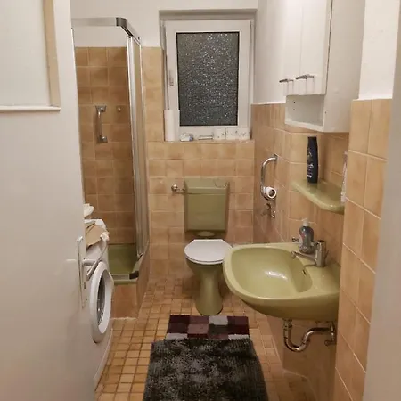 Apartment 1 Zimmerwohnung Mit Kueche, Balkon Und Badezimmer In Apartmen Dusseldorf