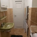 1 Zimmerwohnung Mit Kueche, Balkon Und Badezimmer In Apartmen