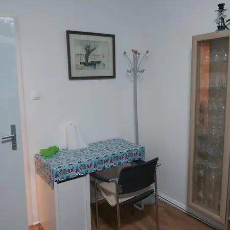 1 Zimmerwohnung Mit Kueche, Balkon Und Badezimmer In Apartmen Apartament